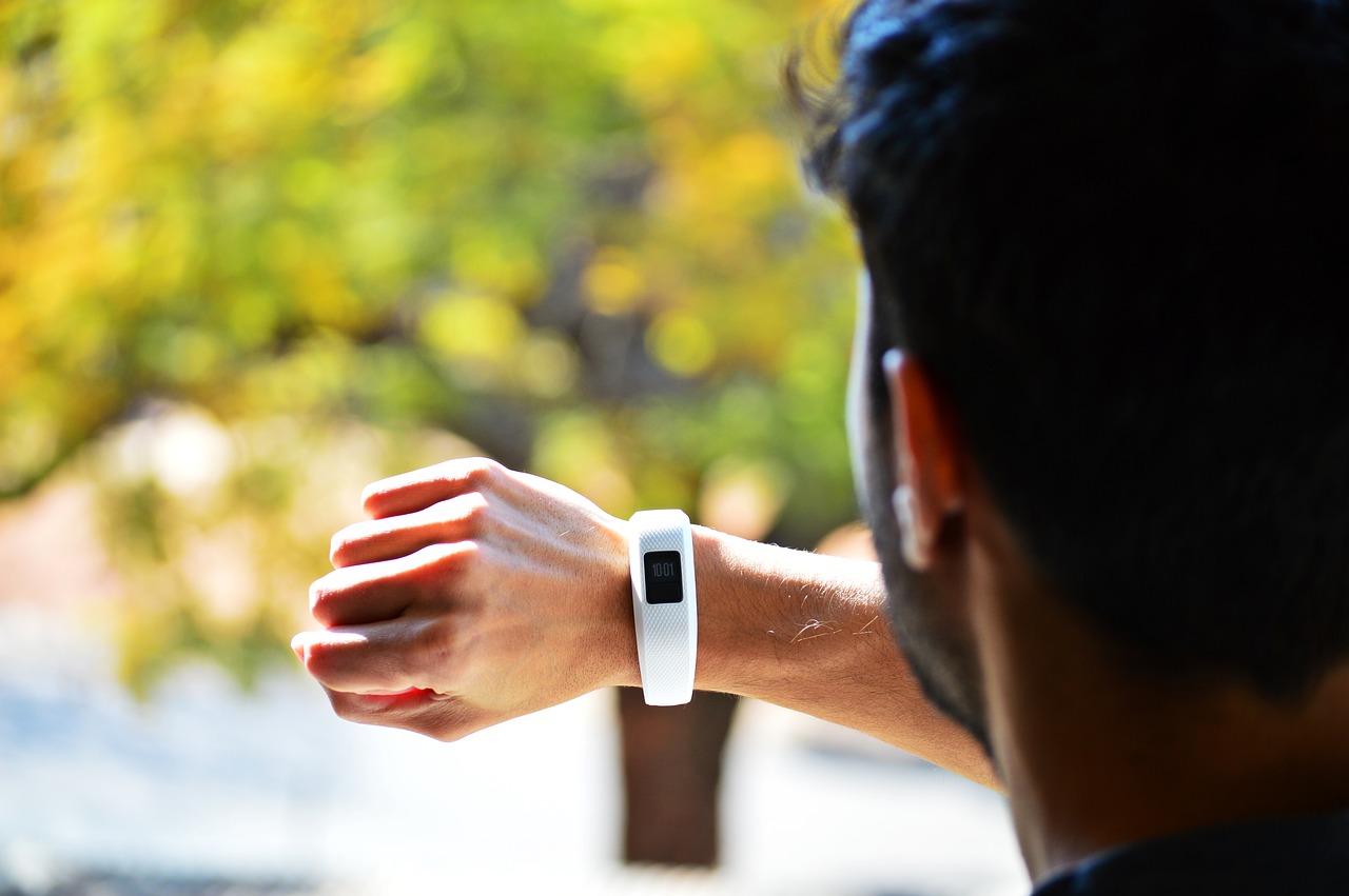 Smartwatche dla osób starszych: Prosta obsługa z Apple Watch Series 3 i Fitbit Sense